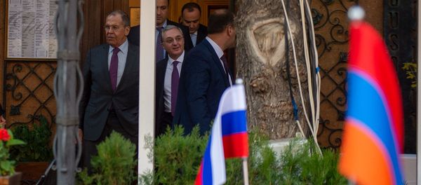 Глава МИД России Сергей Лавров выпил кофе с коллегой Зограбом Мнацаканяном в одном из ереванских ресторанов (11 ноября 2019). Еревaн Глава МИД России Сергей Лавров выпил кофе с коллегой Зограбом Мнацаканяном в одном из ереванских ресторанов (11 ноября 2019). Еревaн - Sputnik Армения