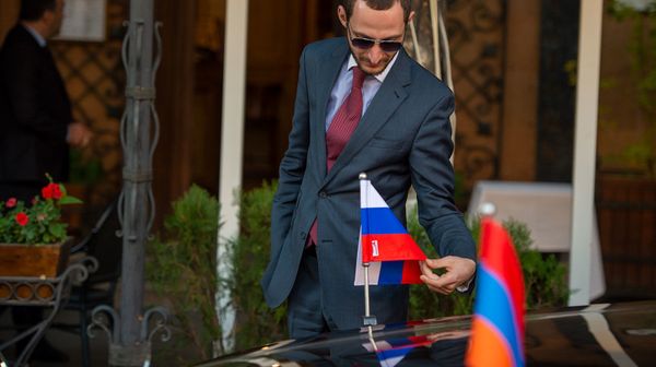 Автомобиль глав МИД Армении и России у входа одного из ереванских ресторанов (11 ноября 2019). Еревaн - Sputnik Армения
