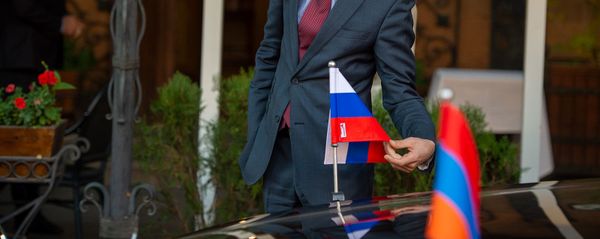 Автомобиль глав МИД Армении и России у входа одного из ереванских ресторанов (11 ноября 2019). Еревaн Автомобиль глав МИД Армении и России у входа одного из ереванских ресторанов (11 ноября 2019). Еревaн - Sputnik Армения