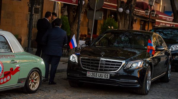 Автомобиль глав МИД Армении и России у входа одного из ереванских ресторанов (11 ноября 2019). Еревaн - Sputnik Армения