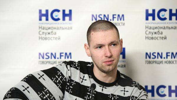  Кирилл Терешин (руки-базуки) во время пресс-конференции, посвященной съемкам фильма Брат-3  - Sputnik Армения