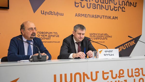 Пресс-конференция Виктора Гриднева в мультимедийном пресс-центре Sputnik Армения (13 ноября 2019). Еревaн Пресс-конференция Виктора Гриднева в мультимедийном пресс-центре Sputnik Армения (13 ноября 2019). Еревaн - Sputnik Армения