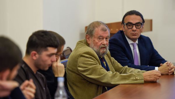 Константин Труевцев и Арсен Гаспарян во время круглого стола на тему: «Политические и экономические процессы в странах Ближнего Востока и внешняя политика Армении» (13 ноября 2019). Еревaн - Sputnik Армения