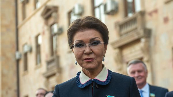 Председатель Сената парламента Казахстана Дарига Назарбаева во дворе парламента Армении (14 ноября 2019). Еревaн - Sputnik Армения