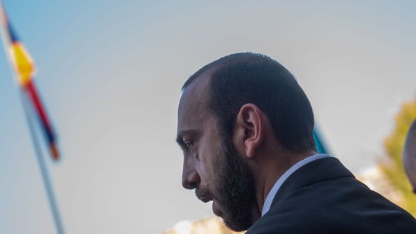 Председатель Национального собрания Армении Арарат Мирзоян во дворе парламента Армении (14 ноября 2019). Еревaн - Sputnik Армения