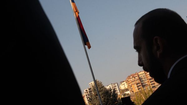 Председатель Национального собрания Армении Арарат Мирзоян во дворе парламента Армении (14 ноября 2019). Еревaн - Sputnik Армения