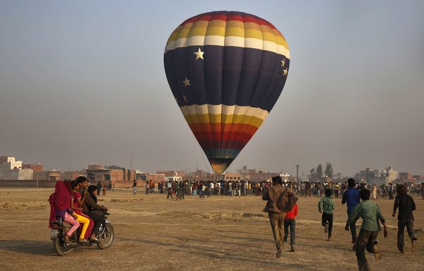 Հարևան գյուղերի բնակիչները հավաքվում են, որպեսզի տեսնեն օդապարիկները - Sputnik Արմենիա