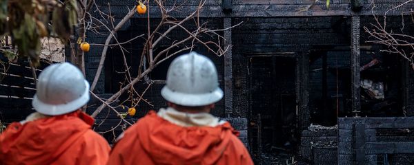 Пожарники осматривают место возгорания у здания парламента Армении после его тушения (9 ноября 2019). Еревaн - Sputnik Армения