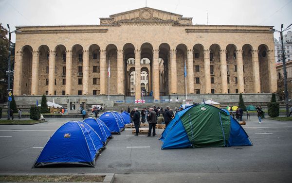 Палатки активистов перед зданием парламента Грузии на проспекте Руставели (15 ноября 2019). Тбилиси Палатки активистов перед зданием парламента Грузии на проспекте Руставели (15 ноября 2019). Тбилиси - Sputnik Армения