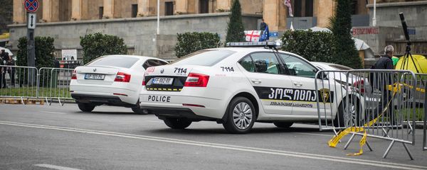 Полицейские автомобили перед зданием парламента Грузии на проспекте Руставели (15 ноября 2019). Тбилиси Полицейские автомобили перед зданием парламента Грузии на проспекте Руставели (15 ноября 2019). Тбилиси - Sputnik Армения