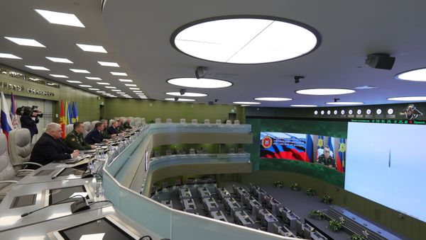 Президент РФ В. Путин посетил Национальный центр управления обороной РФ - Sputnik Армения