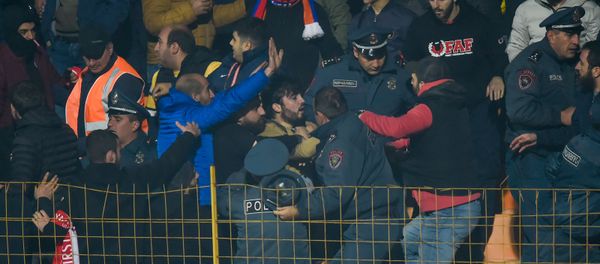 Потасовка на трибунах болельщиков сборной Армении во время футбольного матча отборочного тура Евро-2020 между сборными Армении и Греции (15 ноября 2019). Еревaн - Sputnik Արմենիա