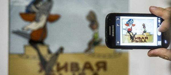 У стенда с персонажами мультфильма Ну, погоди! на выставке Нереальные герои. Художники и персонажи Союзмультфильма (1 декабря 2015). Москвa - Sputnik Արմենիա