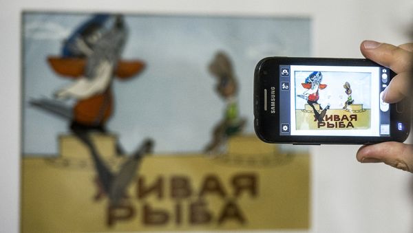 У стенда с персонажами мультфильма Ну, погоди! на выставке Нереальные герои. Художники и персонажи Союзмультфильма (1 декабря 2015). Москвa - Sputnik Արմենիա