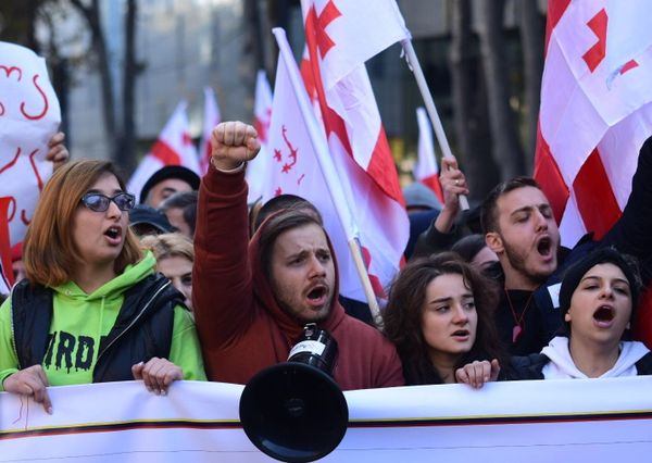 Протестующие в Тбилиси взяли в кольцо здание парламента - обстановка накаляется - Sputnik Армения