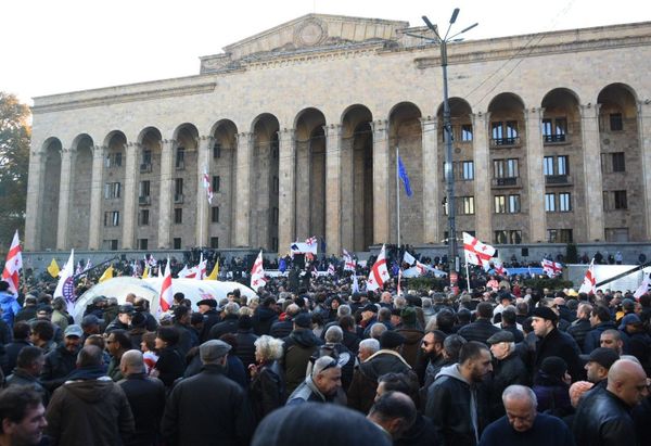 Протестующие в Тбилиси взяли в кольцо здание парламента - обстановка накаляется - Sputnik Армения