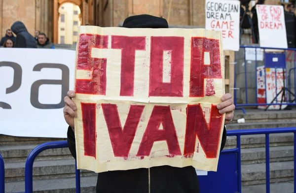 Протестующие в Тбилиси взяли в кольцо здание парламента - обстановка накаляется - Sputnik Армения