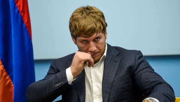 Церемония назначения Артура Алексаняна национальным послом ЮНИСЕФ в Армении (18 ноября 2019). Еревaн - Sputnik Армения