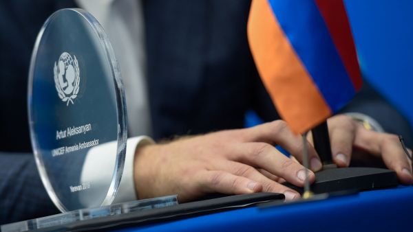 Церемония назначения Артура Алексаняна национальным послом ЮНИСЕФ в Армении (18 ноября 2019). Еревaн - Sputnik Армения