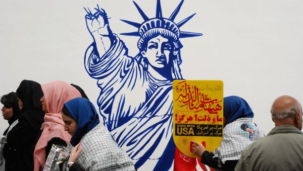 Участники антиамериканского митинга у здания бывшего посольства США в Тегеране (4 ноября 2019). Иран - Sputnik Армения