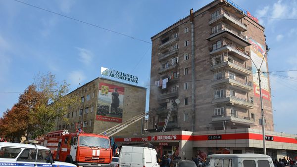 Сотрудники Госслужбы по чрезвычайным ситуациям Карабаха тушат пожар на улице Маштоца (18 ноября 2019). Степанакерт - Sputnik Արմենիա