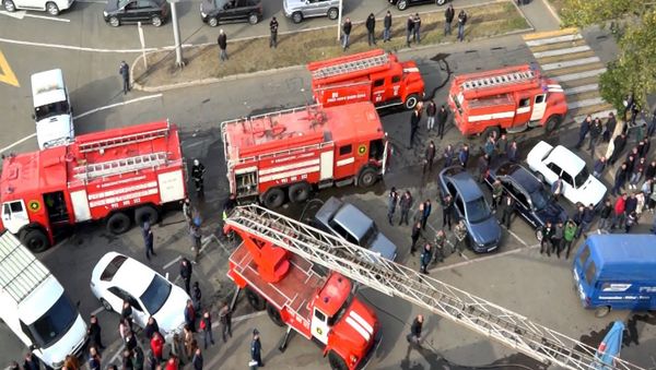 Сотрудники Госслужбы по чрезвычайным ситуациям Карабаха тушат пожар на улице Маштоца (18 ноября 2019). Степанакерт - Sputnik Армения