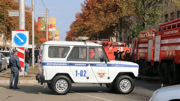Полицейский автомобиль перекрыл улицу из-за пожара на улице Маштоца (18 ноября 2019). Степанакерт - Sputnik Армения