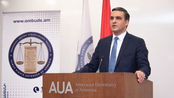 Омбудсмен Армении Арман Татоян во время церемонии награждения победителей конкурса сочинений по теме Мой друг (18 ноября 2019). Еревaн - Sputnik Армения