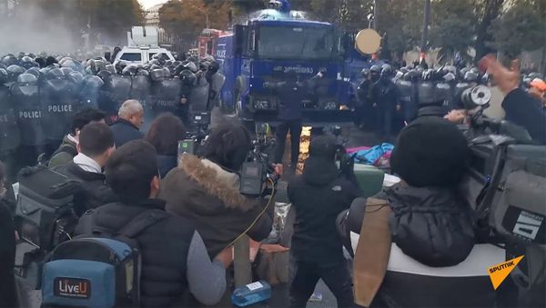 Полиция применила водомет для расчистки проспекта Руставели от палаток оппозиции - Sputnik Армения