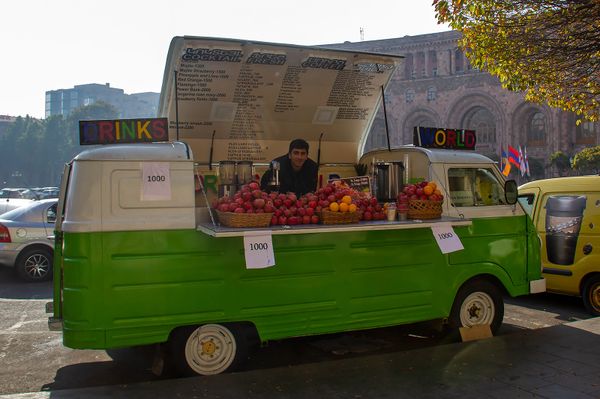 Мэрия решит что продавать: как изменятся правила торговли для мобильных точек в Ереване - Sputnik Армения