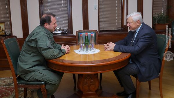 Министр обороны Армении Давид Тоноян встретился со спецпредставителем председателя ОБСЕ Анджеем Каспршиком (20 ноября 2019). Еревaн - Sputnik Армения
