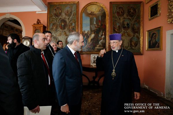 «Ուրախ եմ, որ անդառնալի վնաս չի պատճառվել». Փաշինյանը գրառում է արել «Ոսկե» գրքում - Sputnik Արմենիա