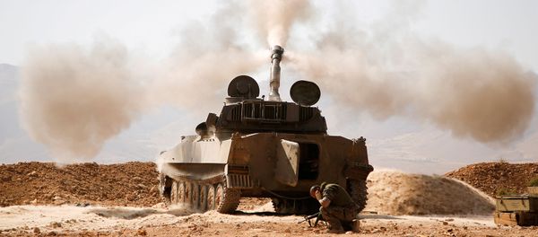 Боевик Хезболла во время залпа в Западном Каламуне (23 августа 2017). Сирия Боевик Хезболла во время залпа в Западном Каламуне (23 августа 2017). Сирия - Sputnik Армения