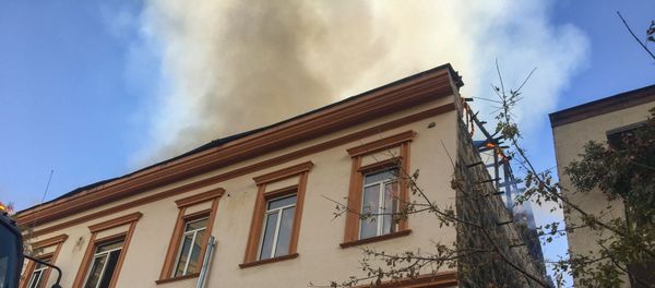 Пожар на перекрестке улиц Абовяна и Пушкина (21 ноября 2019). Еревaн Пожар на перекрестке улиц Абовяна и Пушкина (21 ноября 2019). Еревaн - Sputnik Армения