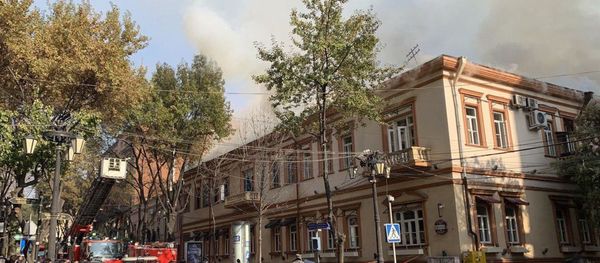 Крупный пожар в старинном здании на улице Абовяна в Ереване Крупный пожар в старинном здании на улице Абовяна в Ереване - Sputnik Армения