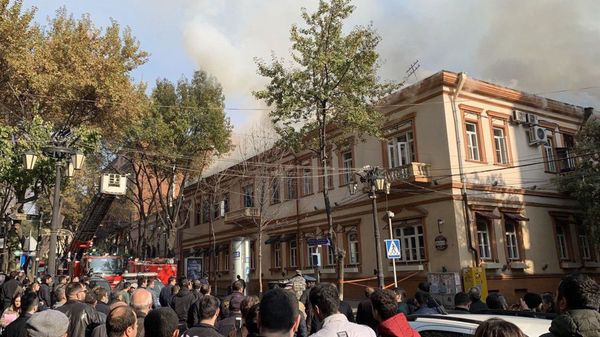 Խոշոր հրդեհ Երևանում. երկհարկանի շենք է այրվում Խոշոր հրդեհ Երևանում. երկհարկանի շենք է այրվում - Sputnik Արմենիա