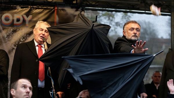 Президента Чехии Милоша Земана (слева) забрасывают яйцами во время речи, посвященной бархатной революции 1989 года (17 ноября 2014). Прага - Sputnik Արմենիա