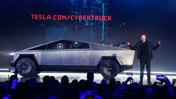 Гендиректор Tesla Элон Маск во время презентации Cybertruck в студии дизайна Tesla (21 ноября 2019). Калифорния - Sputnik Армения