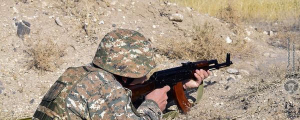 Армянский военнослужащий на учениях по стрельбе - Sputnik Армения