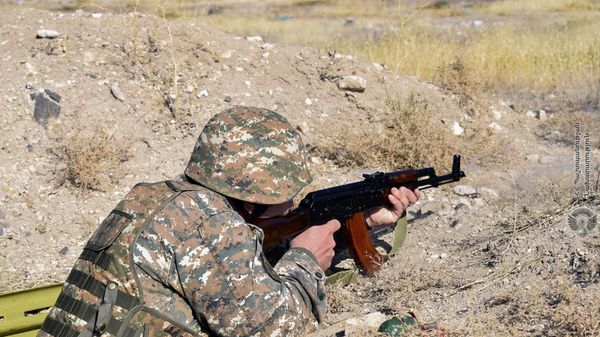 Армянский военнослужащий на учениях по стрельбе - Sputnik Армения