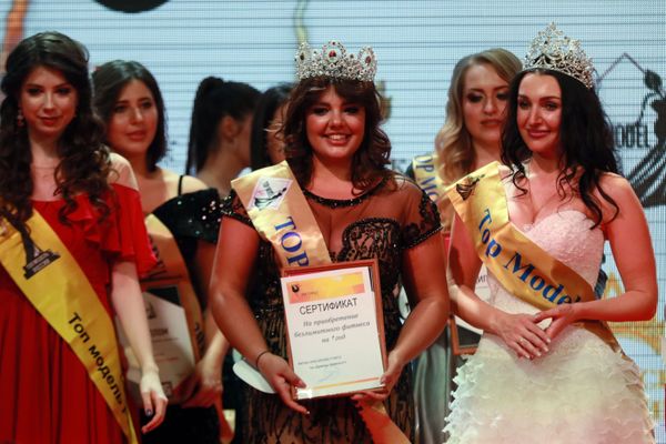 Победительница конкурса красоты Топ Модель PLUS 2019 на церемонии награждения Победительница конкурса красоты Топ Модель PLUS 2019 на церемонии награждения - Sputnik Армения