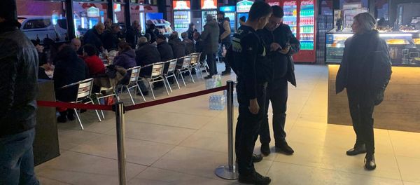 Сотрудники посольства Армении в Грузии доставили необходимую помощь гражданам Армении (23 ноября 2019). КПП «Верхний Ларс» Сотрудники посольства Армении в Грузии доставили необходимую помощь гражданам Армении (23 ноября 2019). КПП «Верхний Ларс» - Sputnik Армения