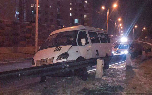 Маршрутное такси врезалось в ограждение на Егвардском шоссе Маршрутное такси врезалось в ограждение на Егвардском шоссе - Sputnik Армения