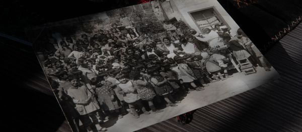 Фотография с изображением Марии Якобсон среди сирот в музее-институте Геноцида армян - Sputnik Արմենիա