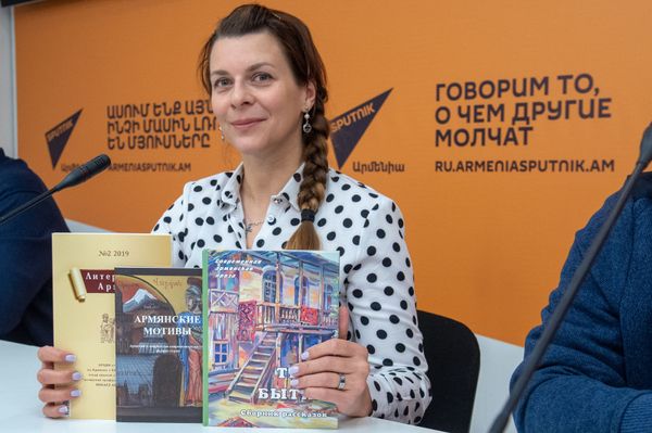 Литература, как горящая изба - входят только женщины: открыт прием заявок на Антоновку - Sputnik Армения