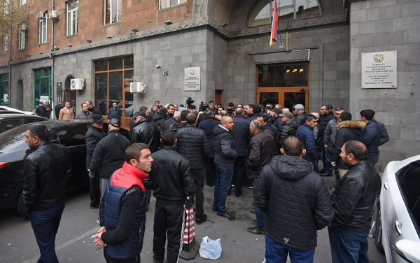 Акция протеста импортеров автомобилей перед зданием КГД (27 ноября 2019). Еревaн - Sputnik Армения