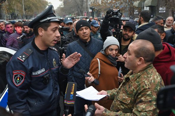 В Гюмри машины при разгрузке калечат: автодилеры провели акцию протеста в Ереване - Sputnik Армения
