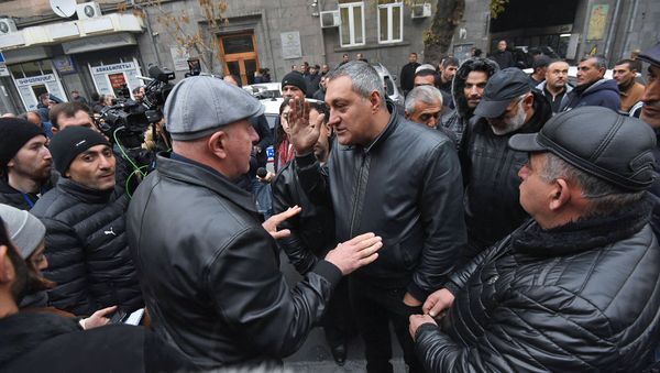 Акция протеста импортеров автомобилей перед зданием КГД (27 ноября 2019). Еревaн - Sputnik Армения