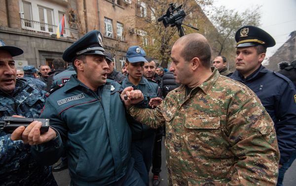 Акция протеста импортеров автомобилей перед зданием КГД (27 ноября 2019). Еревaн - Sputnik Армения