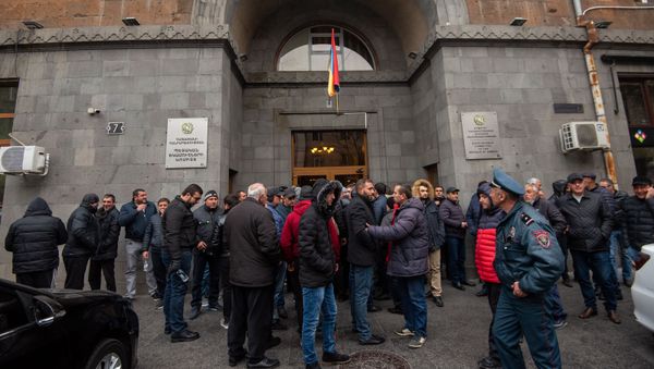 Акция протеста импортеров автомобилей перед зданием КГД (27 ноября 2019). Еревaн - Sputnik Армения